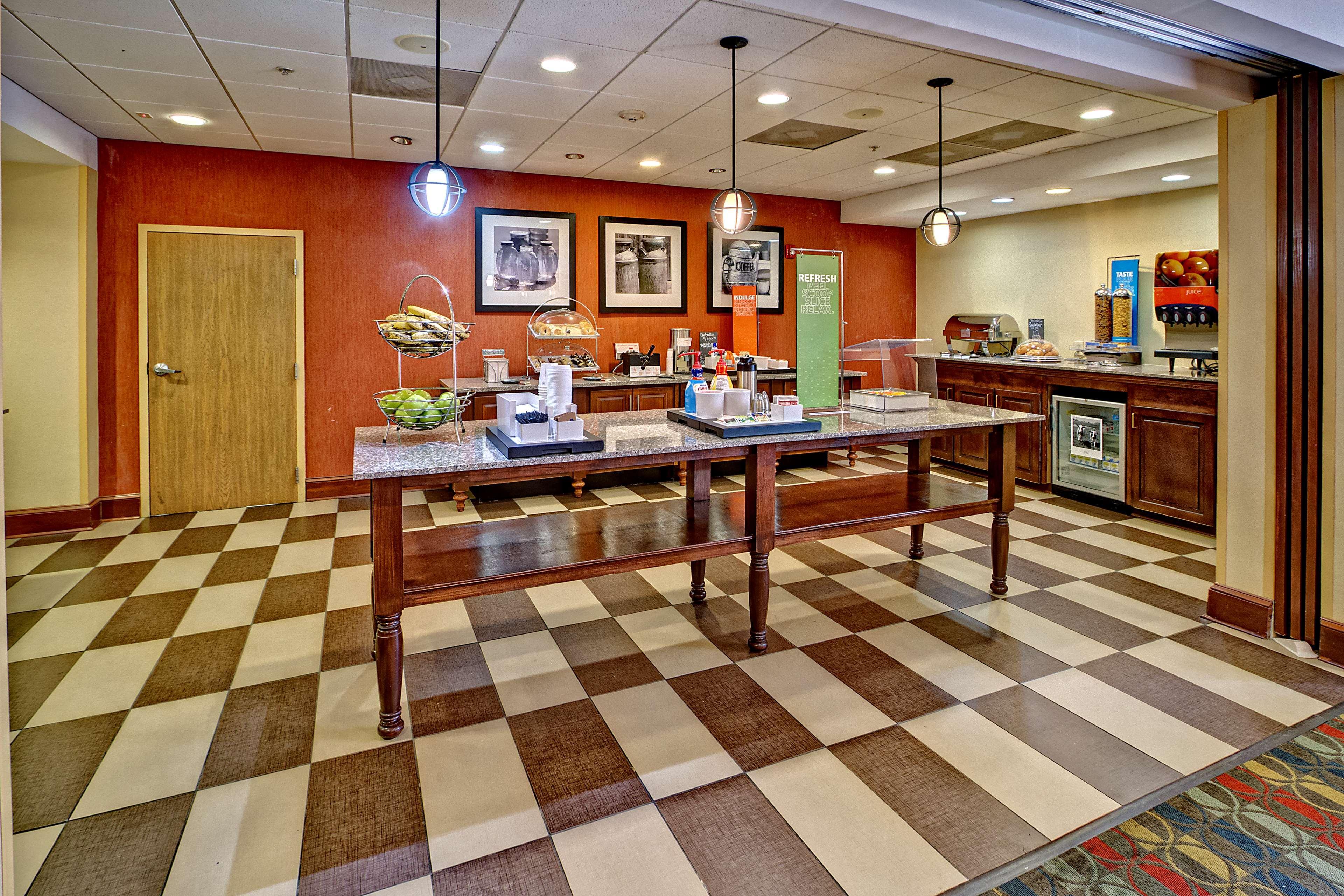 Hampton Inn Cleveland Exterior photo