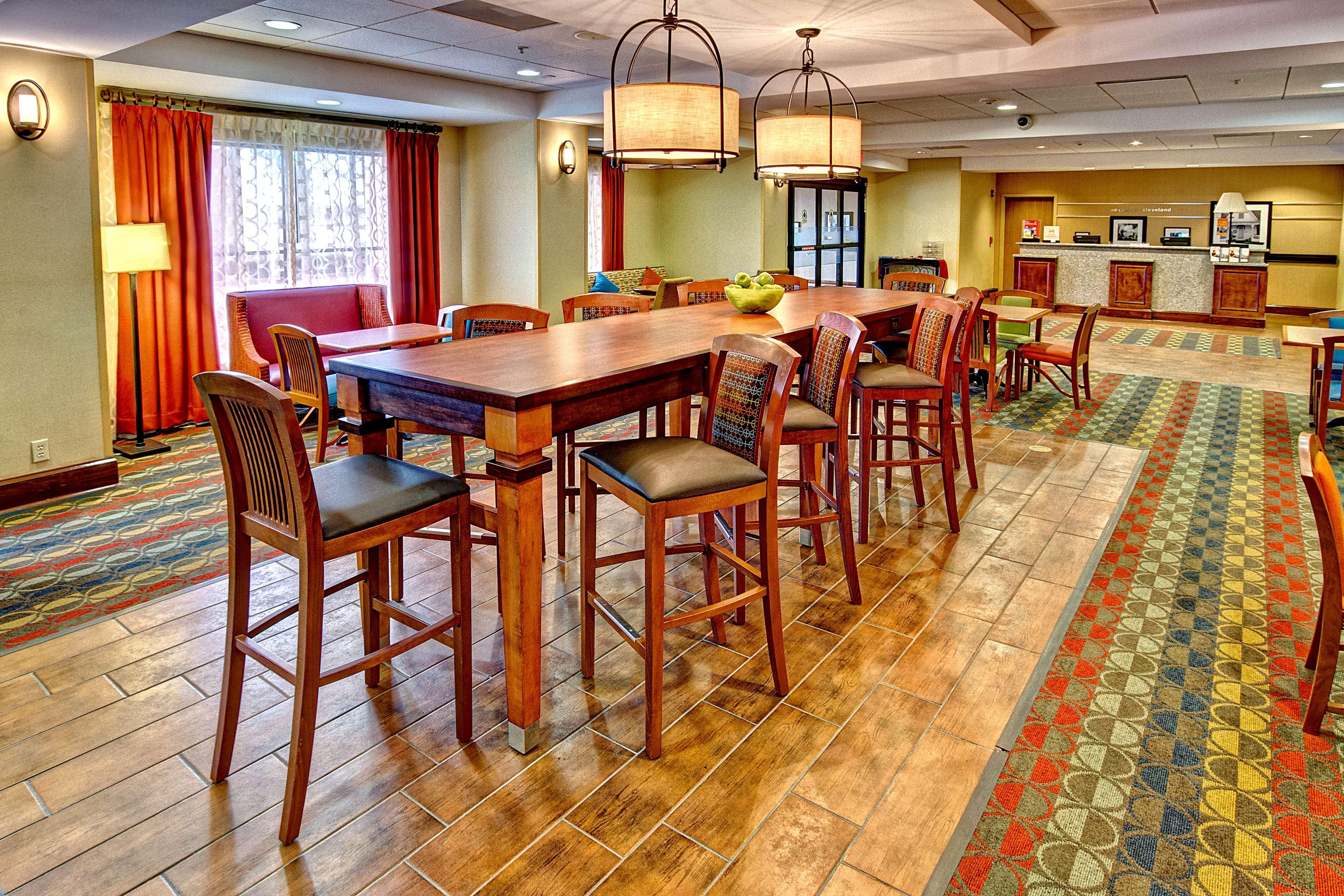 Hampton Inn Cleveland Exterior photo