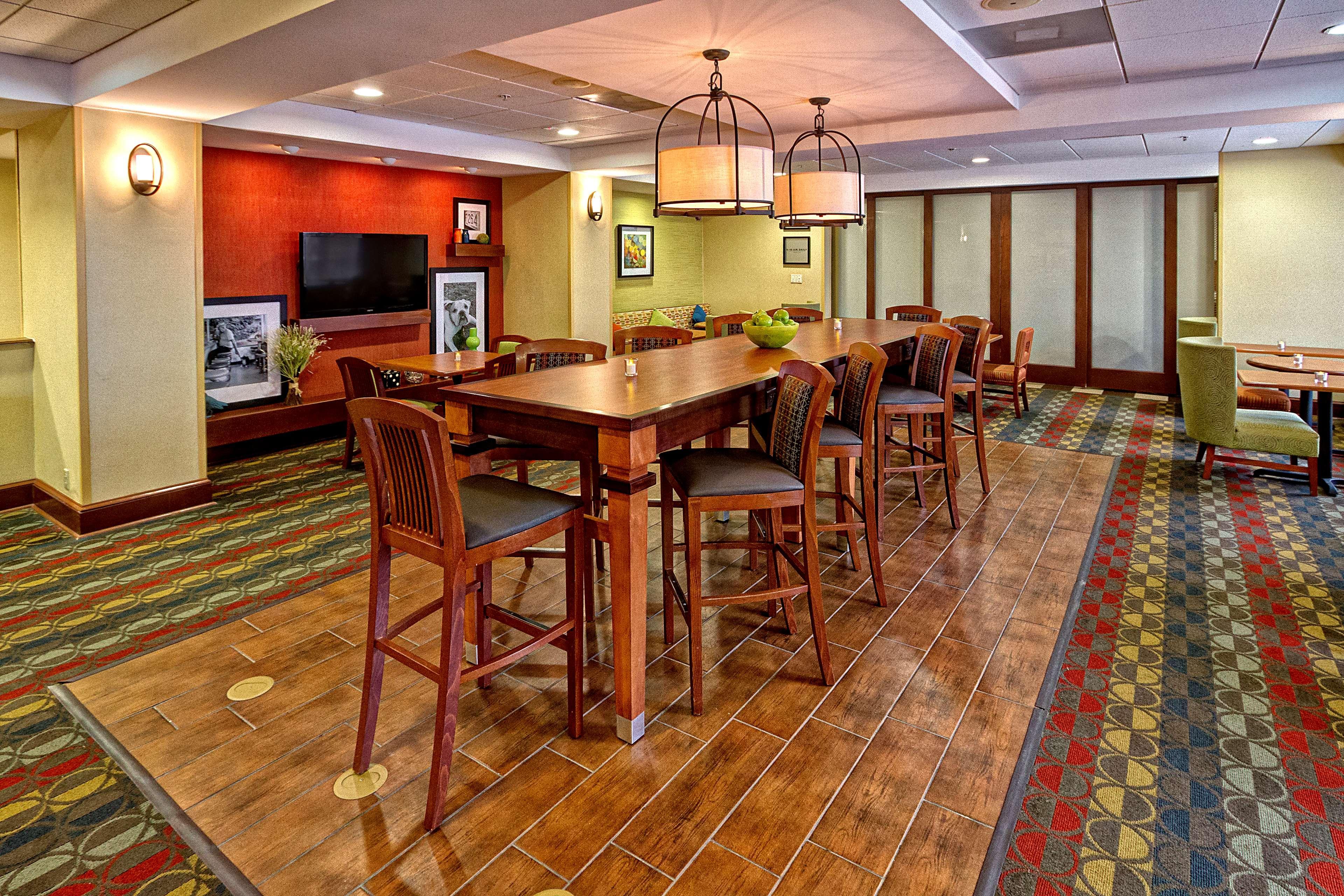Hampton Inn Cleveland Exterior photo
