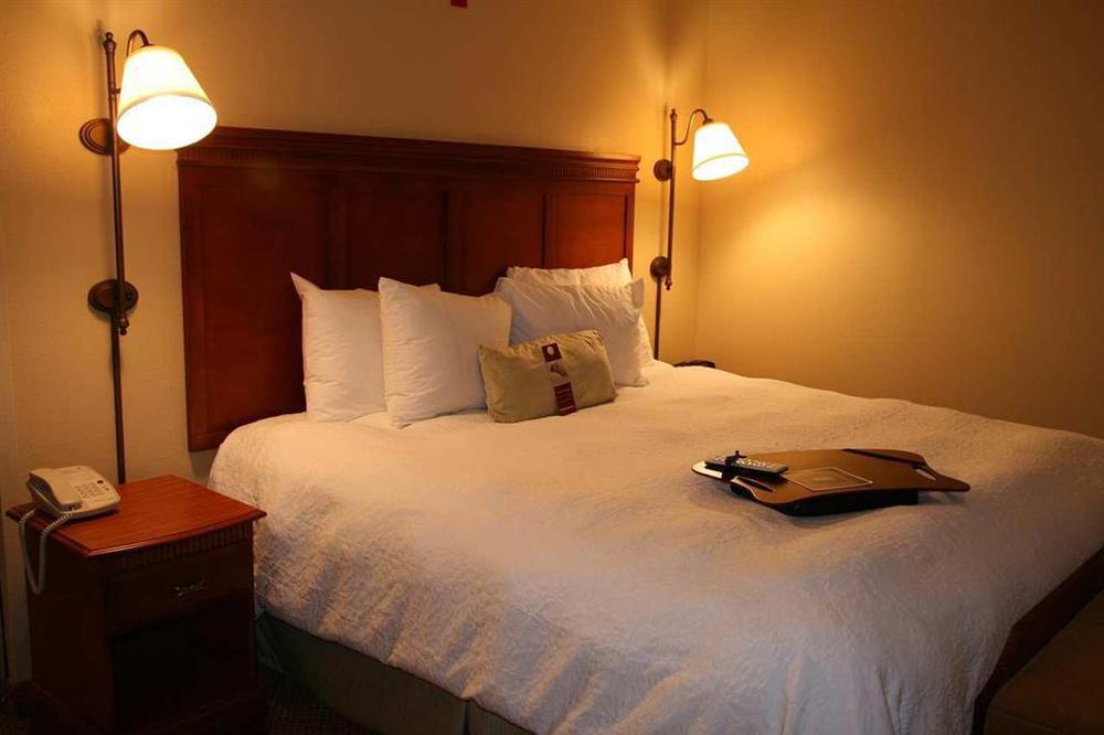 Hampton Inn Cleveland Room photo